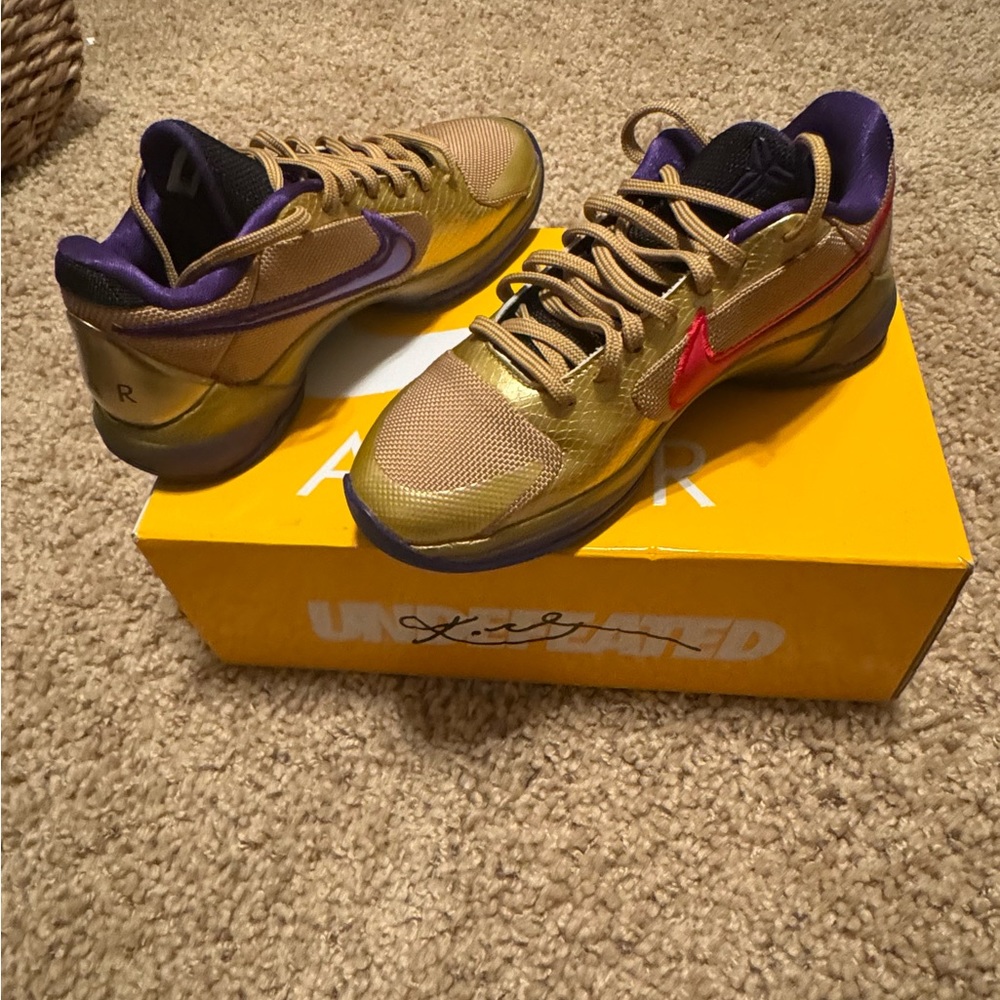 BRAND NEW never worn KOBE V PROTRO/ UNDFTD size 5.5 mens